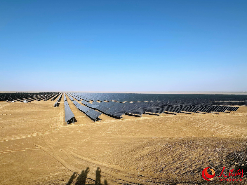 大唐十四師昆玉100萬(wàn)千瓦光伏基地。人民網(wǎng)記者 楊睿攝