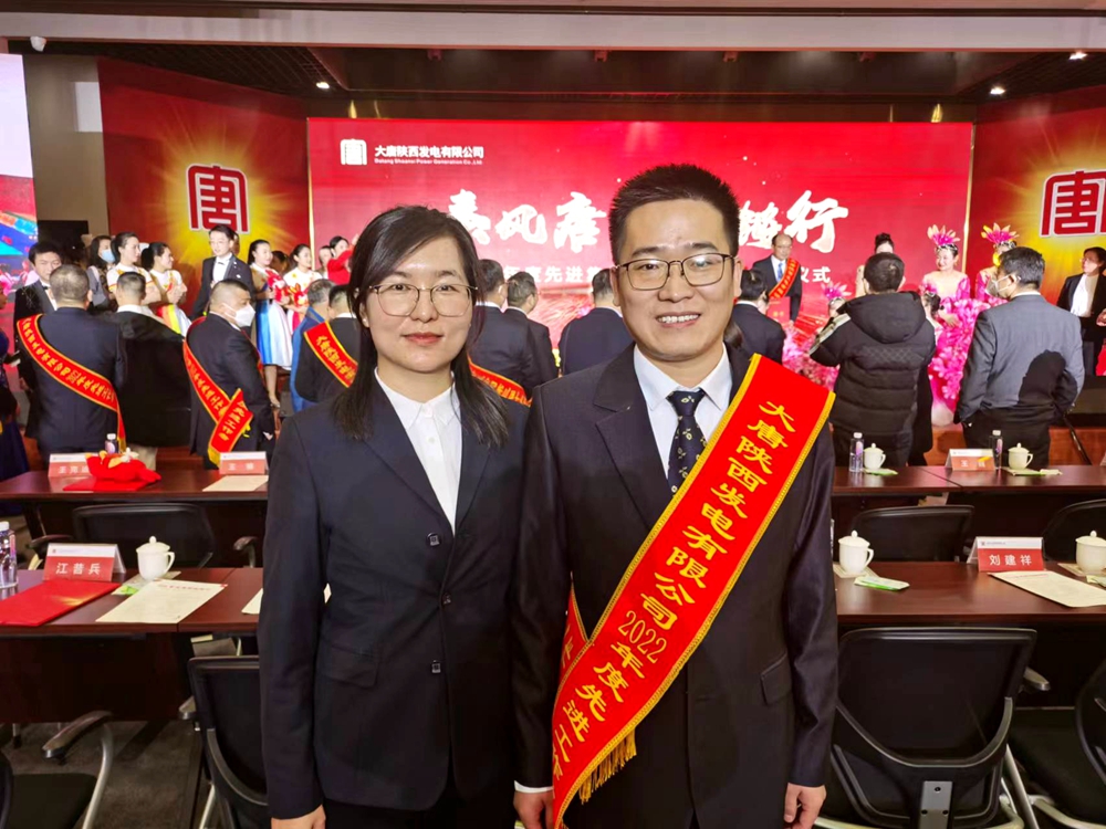 4.韓城第二發(fā)電公司楚樂、李玉珍夫婦在獲獎(jiǎng)現(xiàn)場（曹軍科攝）.jpg