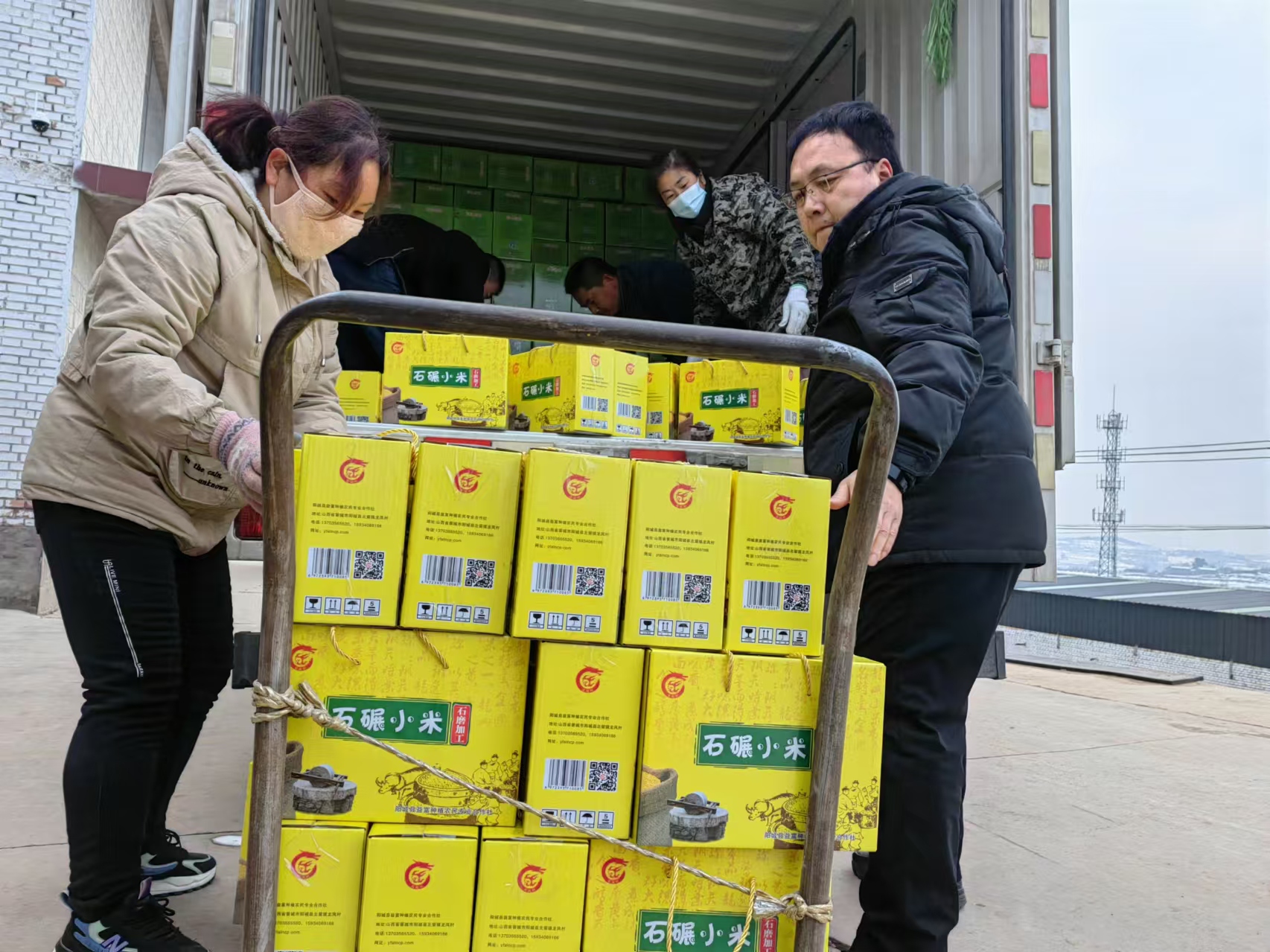 幫扶工作隊(duì)協(xié)助消費(fèi)幫扶農(nóng)產(chǎn)品裝車(chē).jpg